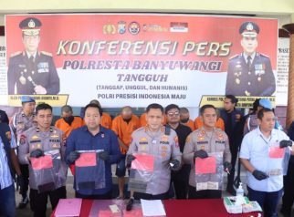 Kapolresta Banyuwangi, Kombes Pol Rama Samtama Putra, dalam konferensi pers di Mapolresta