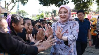 Bunga Desa di Glenmore, Ipuk Bangun Nasionalisme Anak Lewat Lomba dan Literasi Bupati Ipuk Menyapa Murud SDN 2 Tulungrejo Kecamatan Glenmore