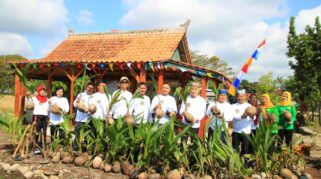 Sinergi Lapas dan Imigrasi Banyuwangi, Tanam 280 Bibit Kelapa untuk Ketahanan Pangan Lapas Banyuwangi Bersama Imigrasi Tanam Kelapa di Lahan Sarana Asimilasi dan Edukasi