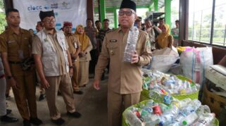 Pemkab Banyuwangi Apresiasi Inovasi Warga Bakungan Lewat Festival Pilah Sampah Pemkab Banyuwangi Apresiasi Pengelolaan Omah Olah Sampah Kelurahan Bakungan