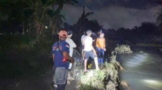 Bocah 9 Tahun Hilang Diduga Terseret Arus Sungai Setail Tim Basarnas Banyuwangi bersma masyarakat melakukan pencarian korban tenggelam di Sungai Setail, Gambiran