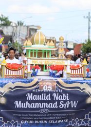 Ribuan Warga Banyuwangi Meriahkan Tradisi Endhog-endhogan Maulid Nabi