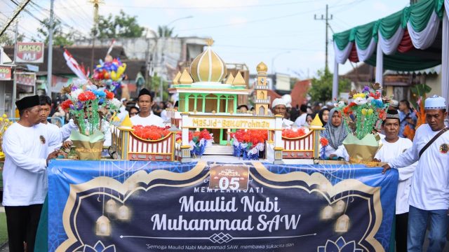 Ribuan Warga Banyuwangi Meriahkan Tradisi Endhog-endhogan Maulid Nabi