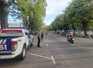 Polisi Atur Arus Lalu Lintas di Jalan Basuki Rahmat Lumajang