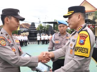 Polresta Banyuwangi Anugerahkan Penghargaan atas Dedikasi dan Prestasi Anggota