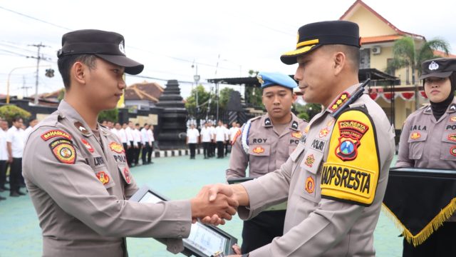 Polresta Banyuwangi Anugerahkan Penghargaan atas Dedikasi dan Prestasi Anggota