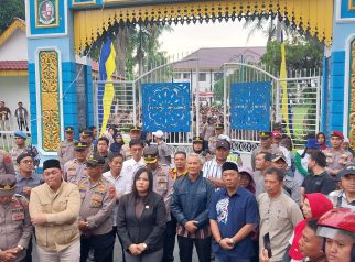 Ratusan Warga Demo DPRD Deliserdang