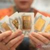Emas batangan Antam dan label harga terkini