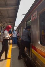 Penumpang menunggu KRL yang tertahan di Stasiun Kebayoran