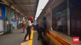 KRL Rangkas–Tanah Abang Tertahan Akibat Gangguan Penumpang menunggu KRL yang tertahan di Stasiun Kebayoran