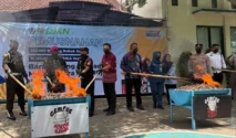 Pemusnahan rokok ilegal dan miras ilegal oleh Bea Cukai Banyuwangi