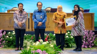 Bupati Banyuwangi menerima penghargaan TPID Terbaik 2025 dari Gubernur Jawa Timur