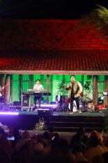 Suasana konser Seamphony Banyuwangi 2025 di Pantai Villa Solong