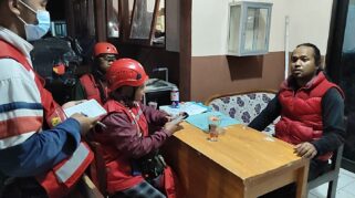 Relawan PMI Jember membantu penanganan darurat erupsi Semeru