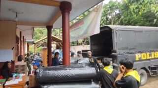 Polda Jatim Salurkan Bantuan untuk Korban Erupsi Semeru Polda Jatim menyalurkan bantuan logistik bagi korban erupsi Gunung Semeru