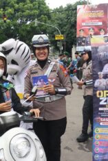 Operasi Zebra Bagikan Bunga & Coklat Polres Magetan membagikan bunga dan cokelat saat Operasi Zebra Semeru 2025