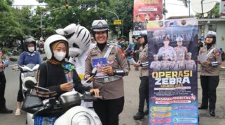 Operasi Zebra Bagikan Bunga & Coklat Polres Magetan membagikan bunga dan cokelat saat Operasi Zebra Semeru 2025