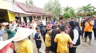 Bupati Ipuk Tinjau Banjir & Longsor di Dua Kecamatan Bupati Ipuk Tinjau Banjir & Longsor di Dua Kecamatan