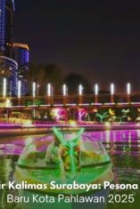 1. Perahu wisata melintas di Sungai Kalimas Surabaya dengan lampion warna-warni