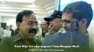 I Ketut Wija menerima apresiasi dari PGRI Karangasem pada perayaan Hari Guru 2025