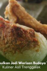 Sego Gegok khas Trenggalek dibungkus daun pisang dengan sambal teri tradisional.