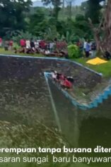 Evakuasi mayat perempuan tanpa busana dari pusaran Bendungan Sungai Baru Banyuwangi