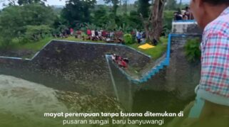 Mayat Perempuan Tanpa Busana Ditemukan di Pusaran Sungai Baru Banyuwangi Evakuasi mayat perempuan tanpa busana dari pusaran Bendungan Sungai Baru Banyuwangi