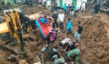 Proses evakuasi korban banjir dan longsor di Sumatera Utara