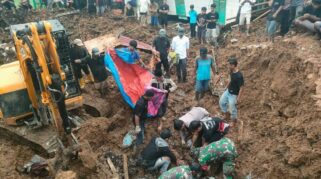 48 Tewas, 88 Hilang Akibat Banjir dan Longsor di Sumut Proses evakuasi korban banjir dan longsor di Sumatera Utara