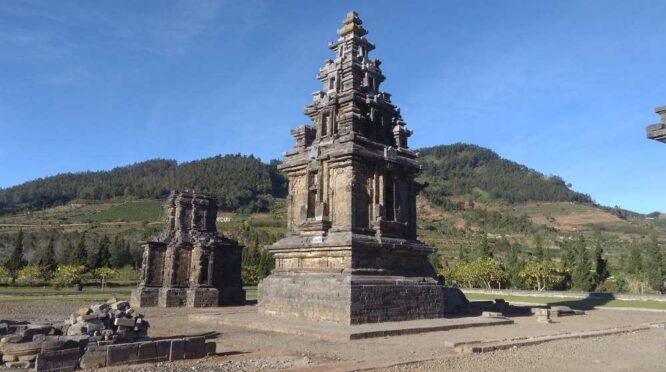 Serba-serbi dan Fakta Menarik Candi Arjuna Dieng Panorama kompleks Candi Arjuna di Dataran Tinggi Dieng