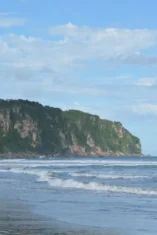 Panorama Pantai Parangtritis dengan pasir hitam dan ombak besar.