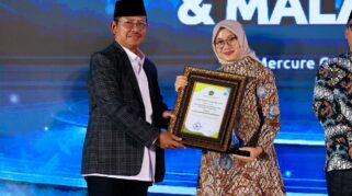 Bupati Banyuwangi menerima Anugerah Tanda Cinta PAI 2025 dari Kemenag RI.