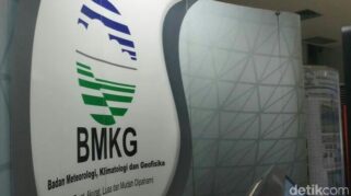 Kepala BMKG Teuku Faisal Fathani menjelaskan kondisi siklon di sekitar Indonesia.