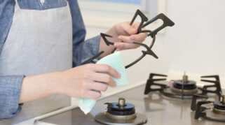 Ilustrasi kompor gas di dapur yang menghasilkan polusi udara dalam ruangan.