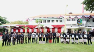 Bupati Banyuwangi Ipuk Fiestiandani menyerahkan penghargaan Harjaba ke-254