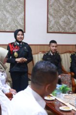 Bupati Probolinggo Mohammad Haris memberikan motivasi kepada taruna SMA Negeri 2 Taruna Bhayangkara Banyuwangi