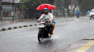 Ilustrasi hujan lebat dan cuaca ekstrem akibat siklon tropis 93S.