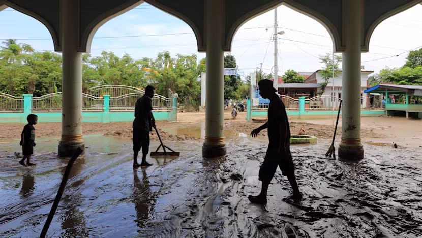 Tim evakuasi melakukan pencarian korban banjir bandang di Sumatra.