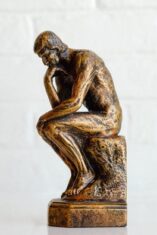 Ilustrasi seseorang membaca buku filsafat di tengah suasana kota