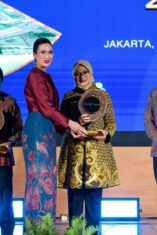 Bupati Banyuwangi Ipuk Fiestiandani menerima penghargaan Most Inspiring Tourism Leader 2025