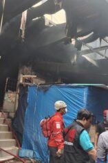 Petugas damkar memadamkan kebakaran di Pasar Anyar Bogor