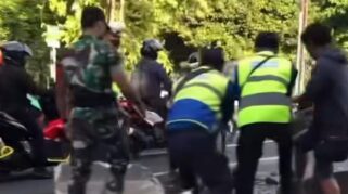 Truk boks tabrak separator busway di Jatinegara