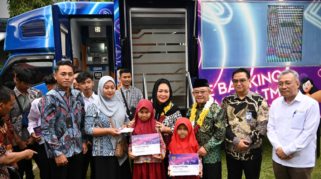 Mendikdasmen Abdul Mu’ti menyerahkan bantuan PIP kepada siswa di Sleman