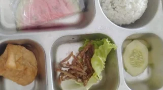 Menu MBG Patoman Barat yang viral karena dinilai tidak layak.