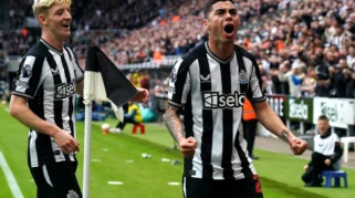 Pemain Newcastle United merayakan gol ke gawang Burnley di Turf Moor