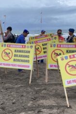 Polisi pasang spanduk larangan berenang di Pantai Pangandaran