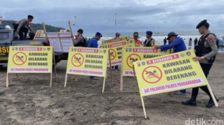 Polisi pasang spanduk larangan berenang di Pantai Pangandaran