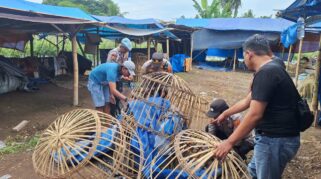 Polisi membakar fasilitas dugaan judi sabung ayam di Banyuwangi