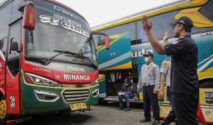 Petugas Dishub DKI memeriksa bus angkutan Natal dan Tahun Baru