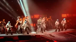 Robot humanoid Unitree G1 menari di konser Wang Leehom